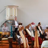 Pfarrer Göttges begrüßt die Musiker und Gäste zum Benefizkonzert