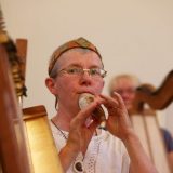 Bettina spielt auf dem Gemshorn