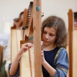 Marcella musiziert auf ihrer Böhmischen Harfe