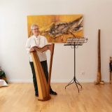 Bettina Kallausch mit der Böhmischen Harfe