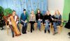 Bettina Kallausch (li.) mit Schülerinnen in einer Kita