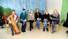 Bettina Kallausch (li.) mit Schülerinnen in einer Kita